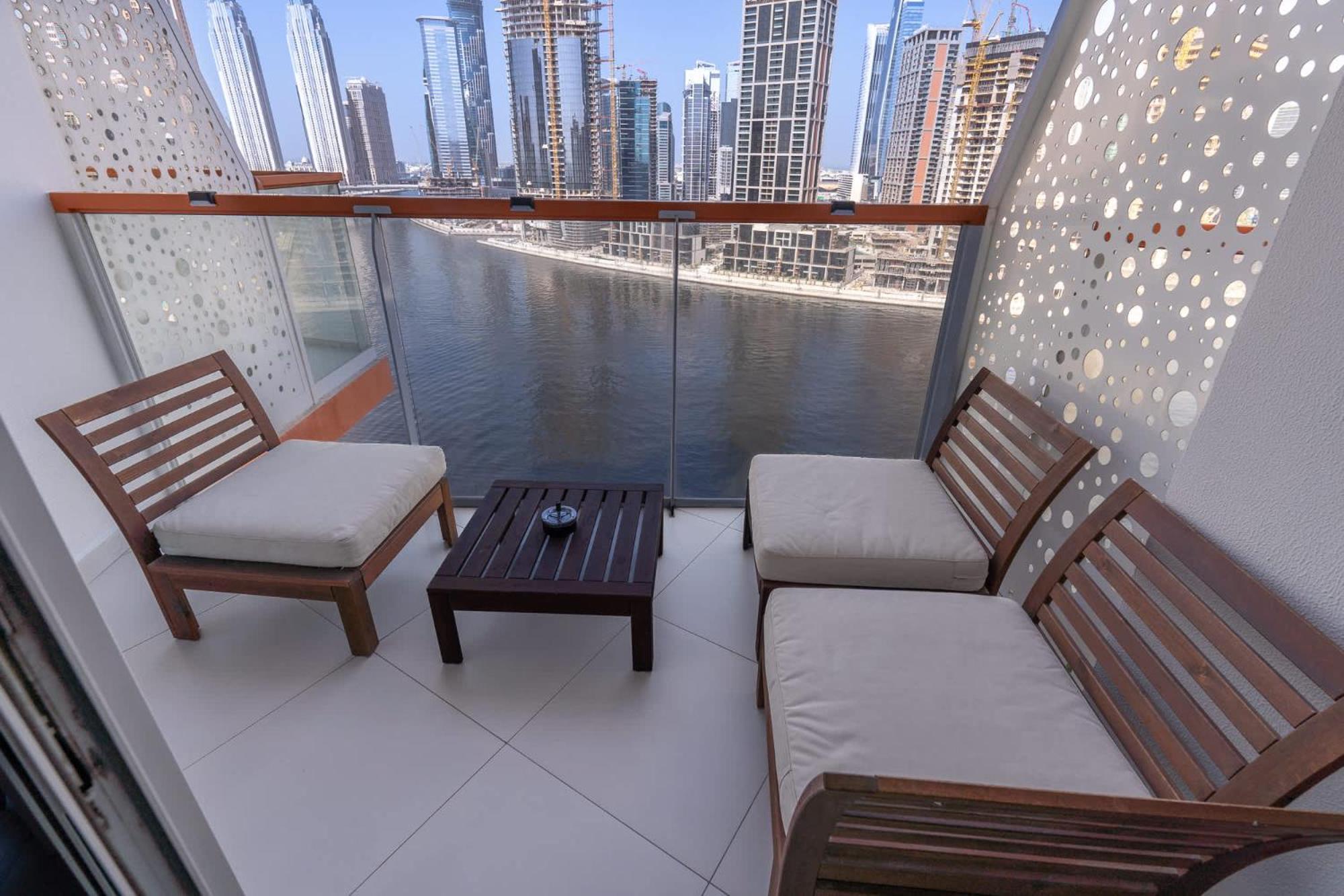 Cozy With Water Canal View In Business Bay
