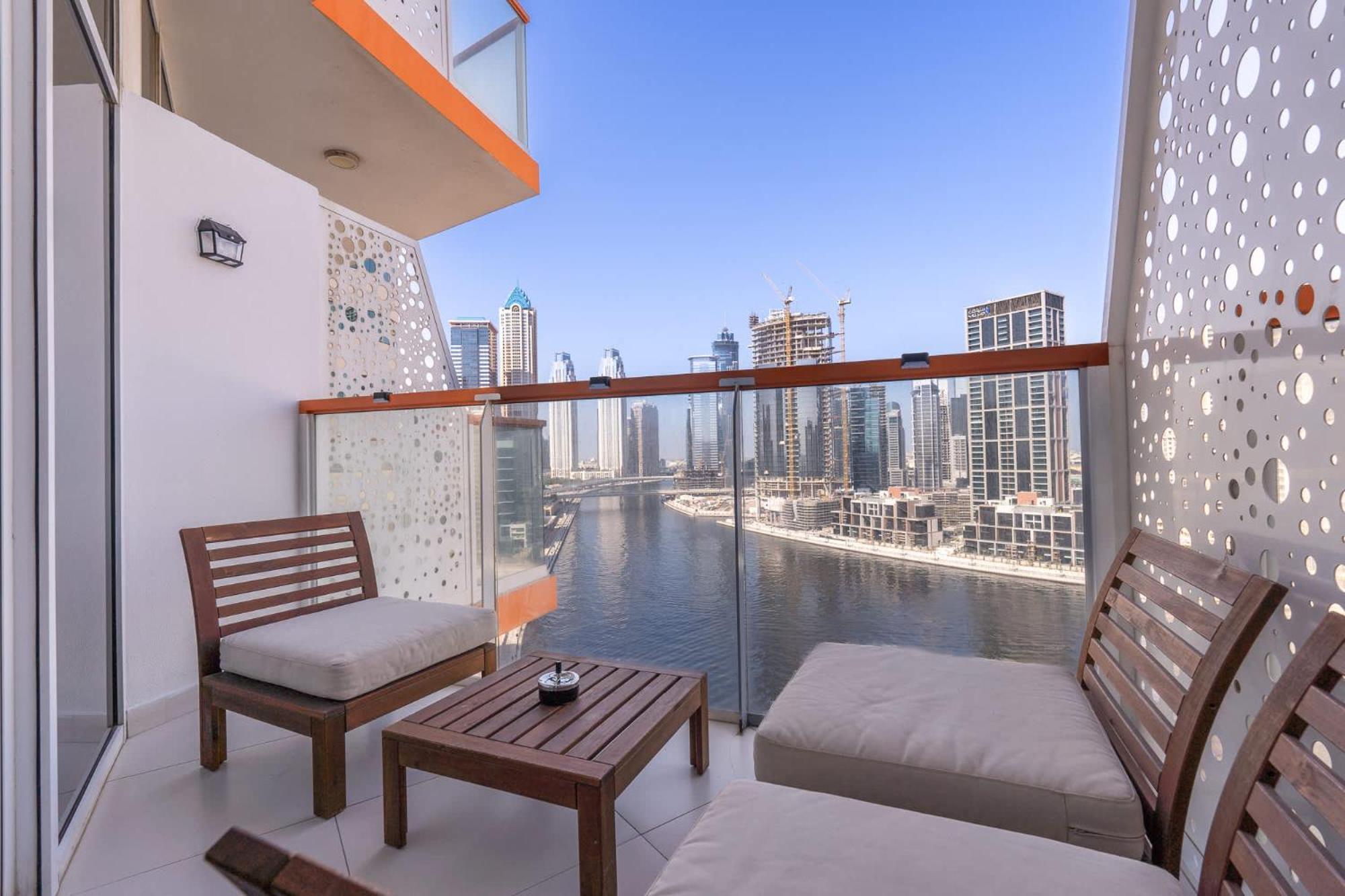 Cozy With Water Canal View In Business Bay